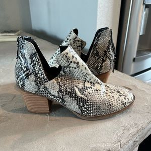 Blondo Waterproof Snakeskin Cutout Booties | Grey and White